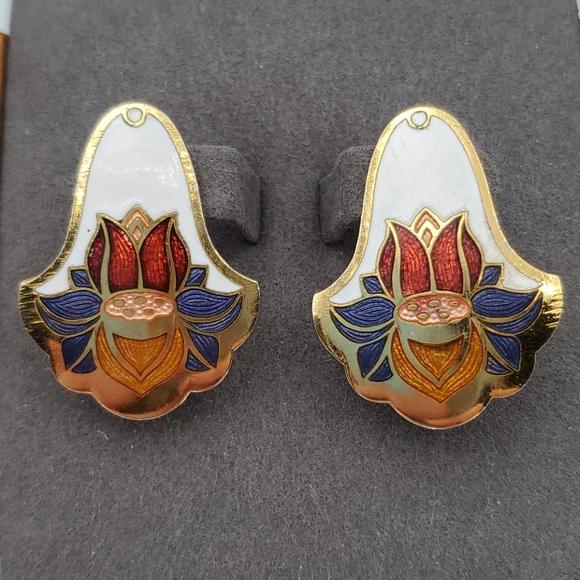 Art Deco Style Flower Clip On Earrings - Picture 2 of 7